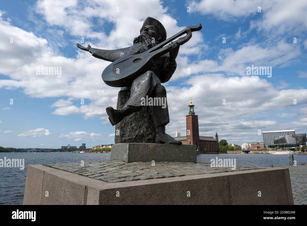 Stoccolma, Svezia, 2 agosto 2024: Statua di Evert Taube, il balladeer più amato della Svezia, situato sul lato dell'acqua di Riddarholmen a Stoccolma, Svezia. Foto Stock