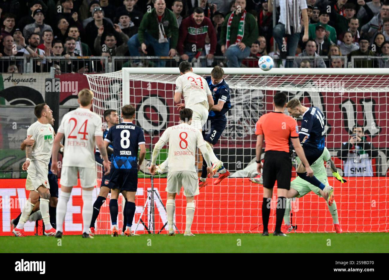 TOR zum 2:1 Keven Schlotterbeck FC Augsburg FCA (31) Torschuss Aktion gegen Jan Schoeppner 1. FC Heidenheim 1846 FCH (03) Torchance Marnon Busch 1. FC Heidenheim 1846 FCH (02) kann nicht mehr auf der Linie klaeren FC Augsburg FCA vs 1. LE NORMATIVE FC HEIDENHEIM FCH 25.01.2025 DFL VIETANO QUALSIASI USO DI FOTOGRAFIE COME SEQUENZE DI IMMAGINI E/O QUASI-VIDEO Foto Stock