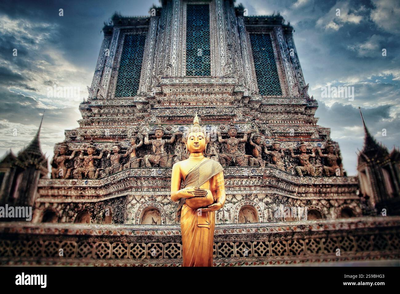 Accolto da una tranquilla statua di Buddha presso il maestoso Wat Arun, noto anche come il Tempio dell'Alba, che si affaccia sull'iconico fiume Chao Phraya a Bangkok, Foto Stock