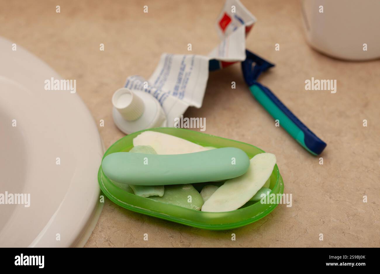 vivere miserabile stipendio di vita a stipendio - oggetti per l'igiene personale in un bagno Foto Stock