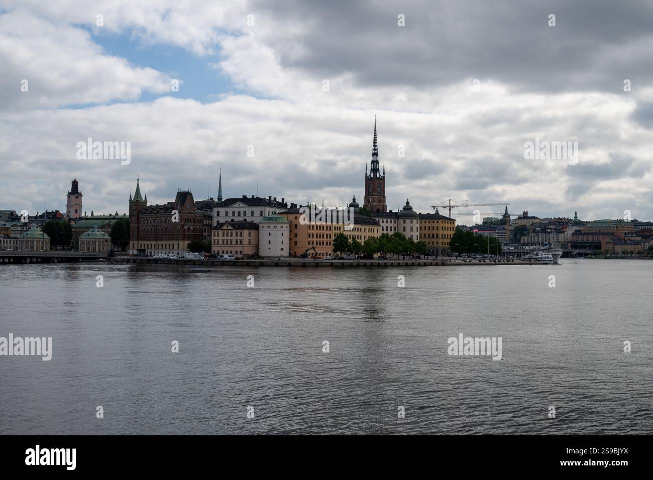 Stoccolma, Svezia - 5 agosto 2024: Edifici storici nell'affascinante centro storico di Stoccolma, Svezia. Foto Stock