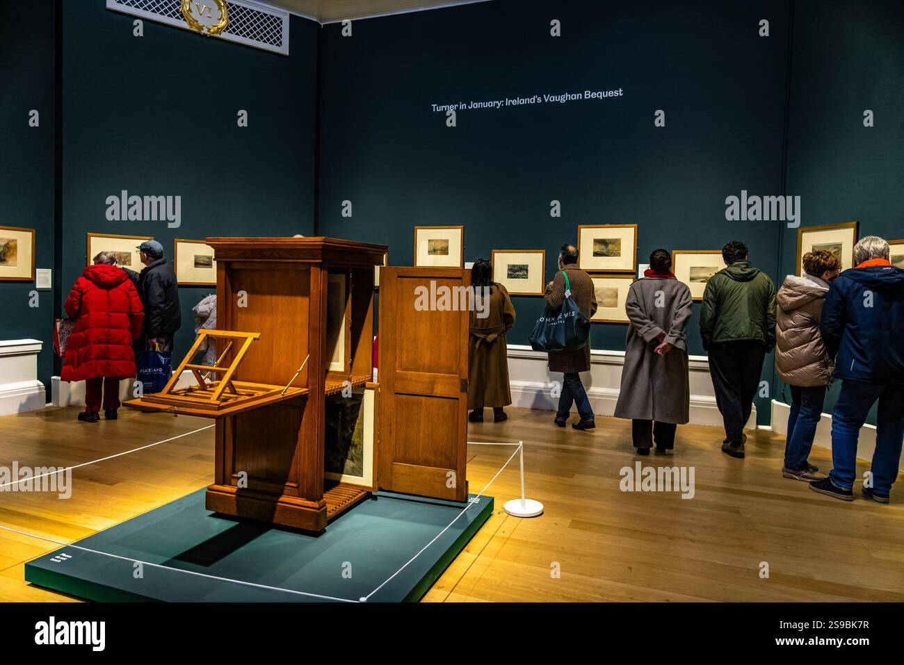 Scottish National Gallery of Art, Regno Unito. 25 gennaio, 2025 in foto: Membri del pubblico in coda per vedere il Bequest di Henry Vaughan dall'Irlanda alla mostra di Edimburgo. Nel 250° anniversario della nascita di JMW Turner, la Scottish National Gallery of Art di Edimburgo ha ospitato la National Gallery of Ireland, Henry Vaughan Bequest of Turner Watercolors. Una disposizione reciproca vede la collezione scozzese esposta a Dublino. Grandi folle sono state attratte dalla mostra di Edimburgo, con code superiori a tre ore. Di conseguenza, la mostra sta ampliando la sua Foto Stock