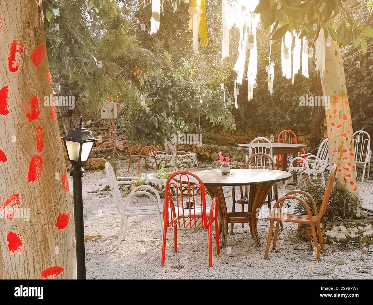 Tavolo all'aperto con sedie all'aperto circondato dal verde ad Alanya, Turchia 19 gennaio 2019 Foto Stock