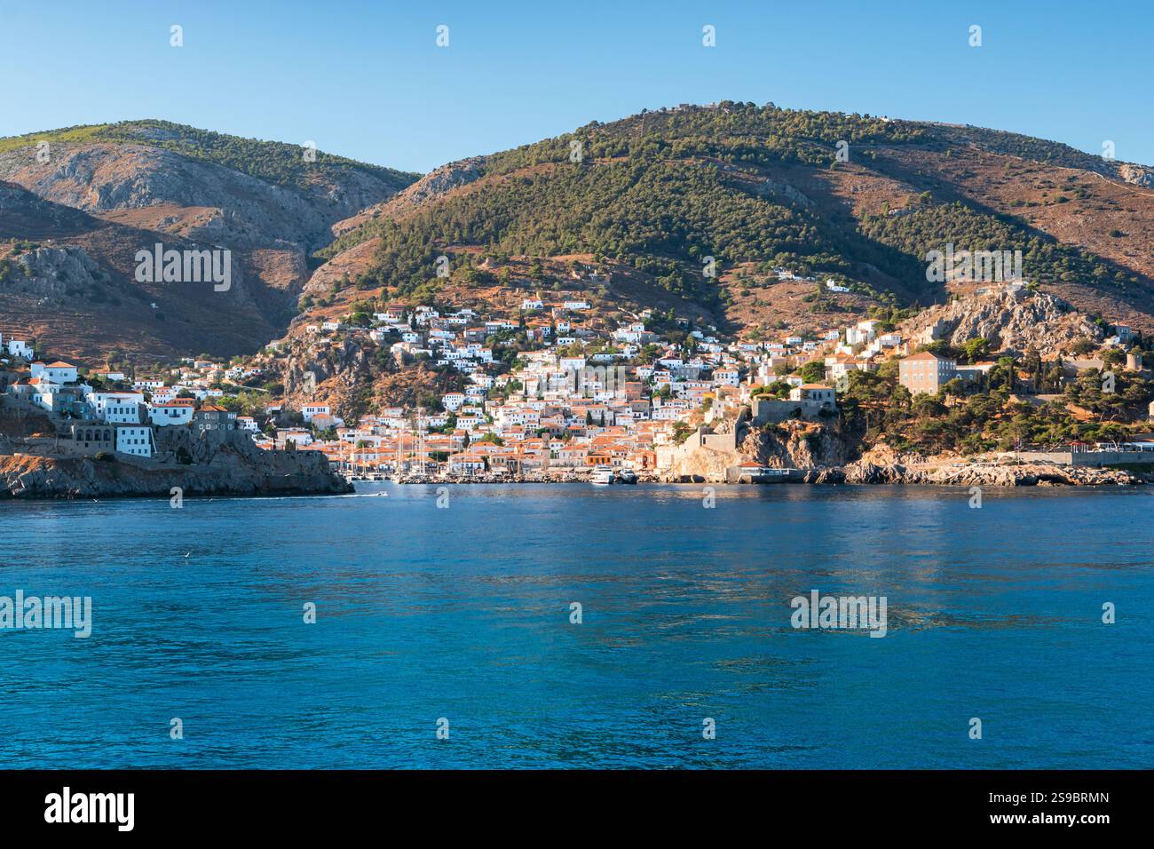 Hydra Grecia, baia del porto e città sulla collina della splendida isola di Hydra. Foto Stock