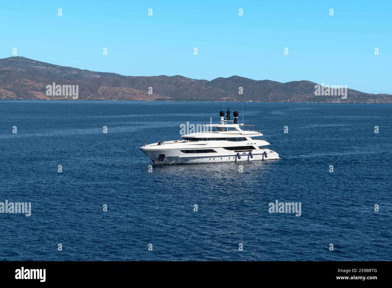 Yacht di lusso in barca a vela sul mare. Foto Stock