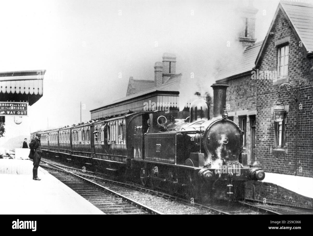 Treni passeggeri a Brownhills stazione ferroviaria sulla South Staffordshire linea nel 1909 tirata da una L&NWR "Carbone cisterna " 0-6-2T Foto Stock