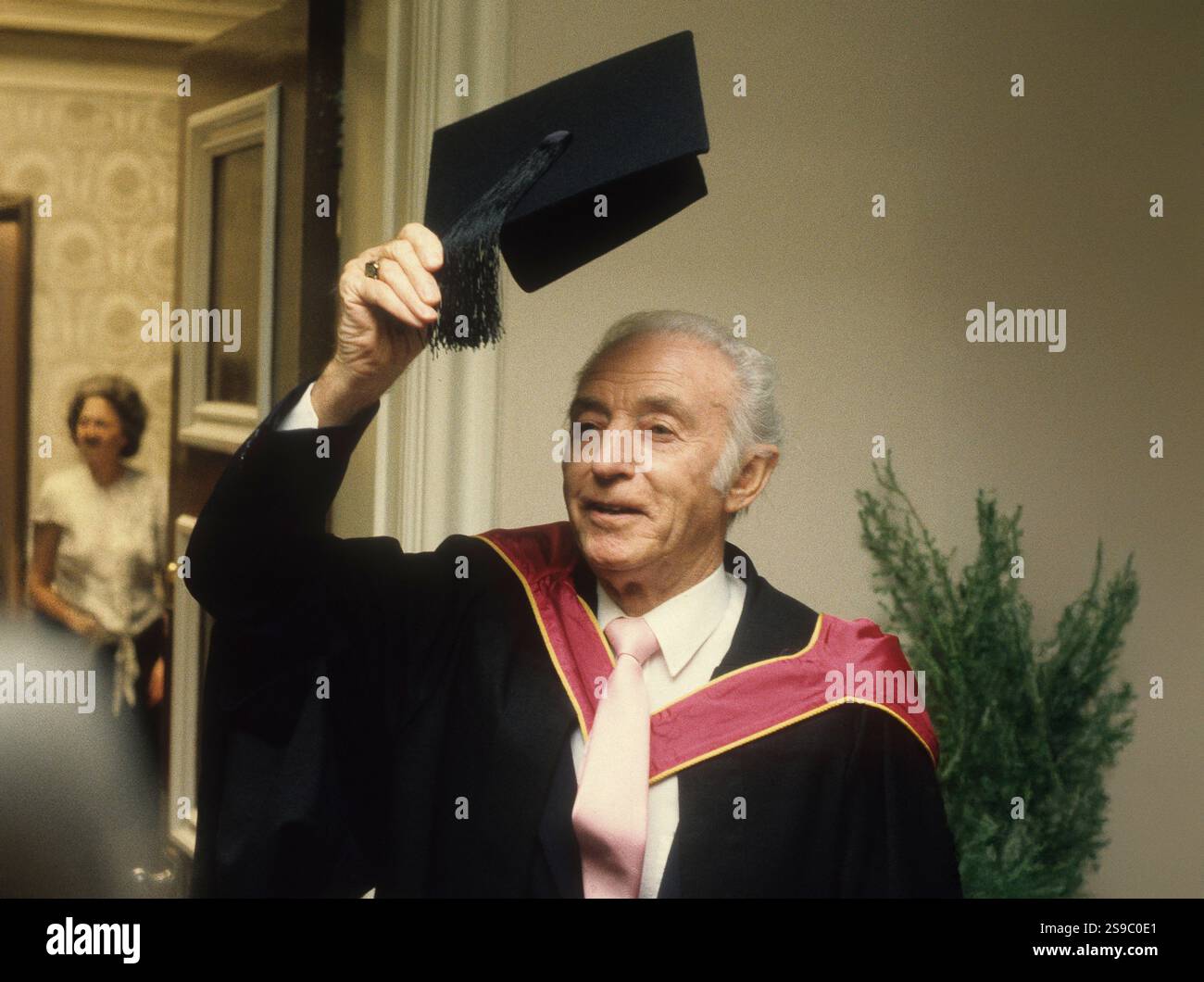 La leggenda del calcio inglese Stanley Matthews dopo aver conseguito la laurea honoris presso la Keele University Foto Stock