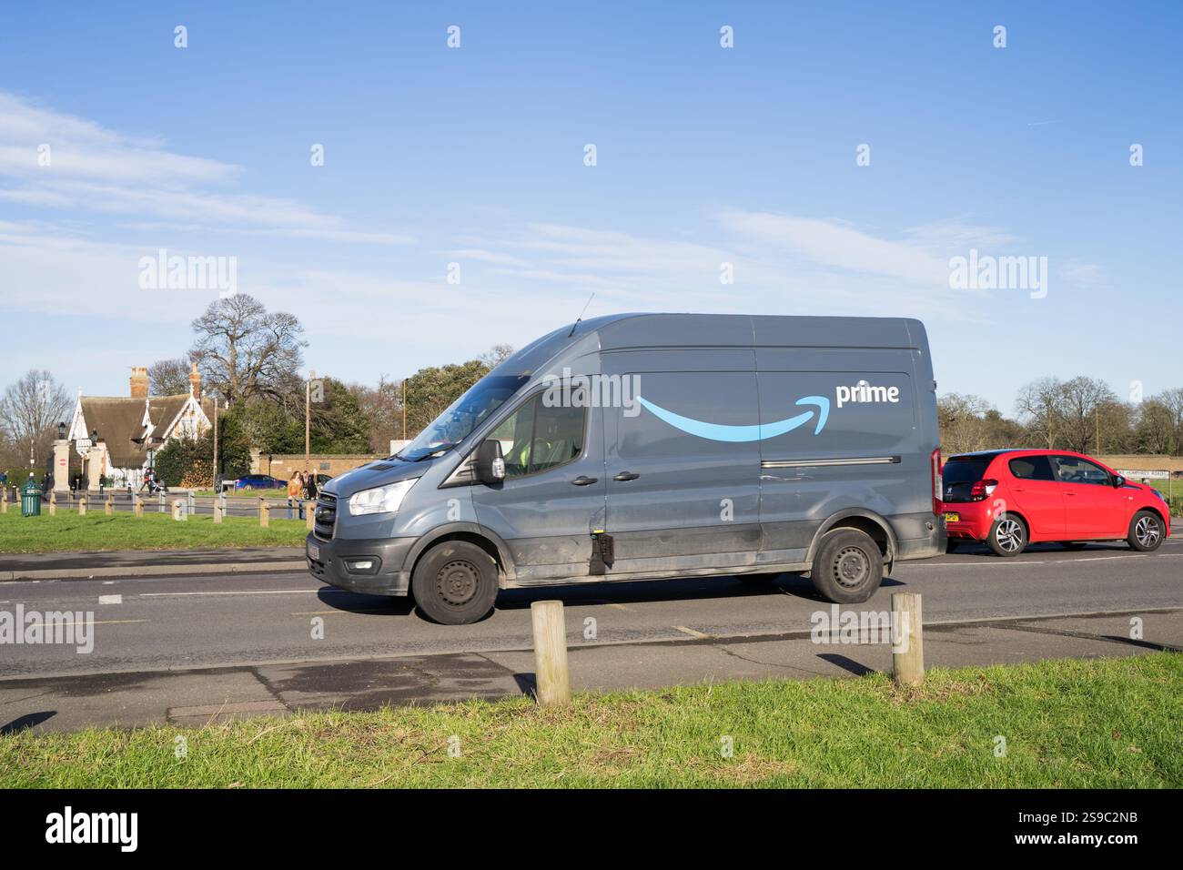 Vista laterale del veicolo di consegna amazon prime in grigio su strada a Greenwich, Inghilterra, Regno Unito Foto Stock
