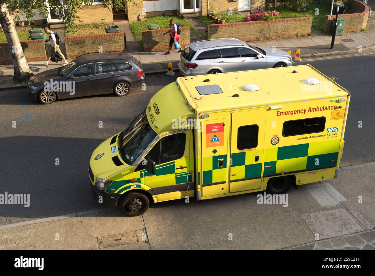 Vista dall'alto dei parchi London Emergency Ambulance sul lato della strada, in procinto di tornare a a&A dopo aver prelevato un paziente in un'abitazione terrazzata di Greenwich UK Foto Stock