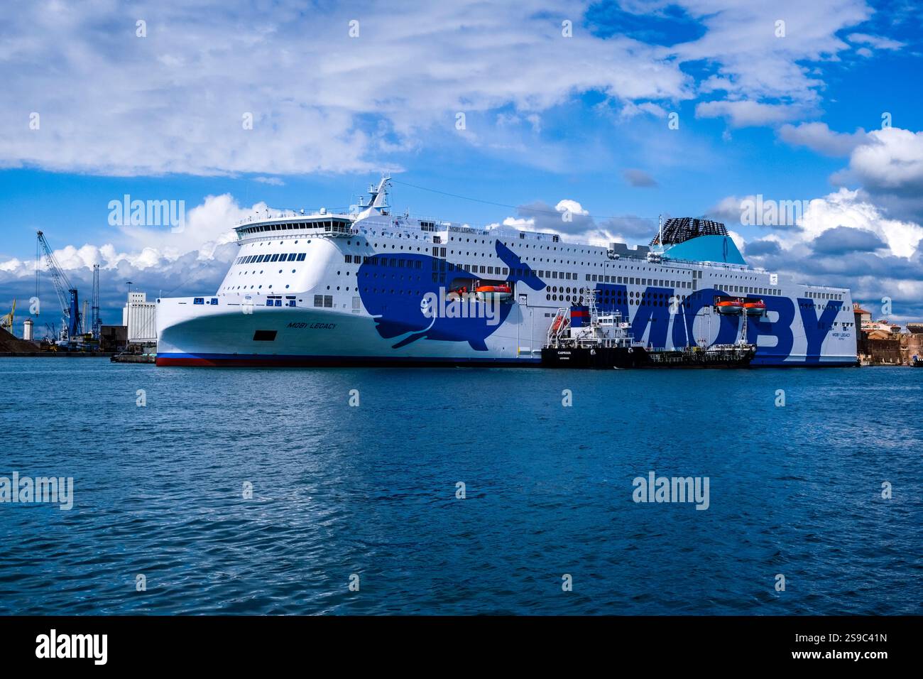 Il traghetto Moby Legacy of Moby Lines all'ancora nel porto di Livorno. Foto Stock