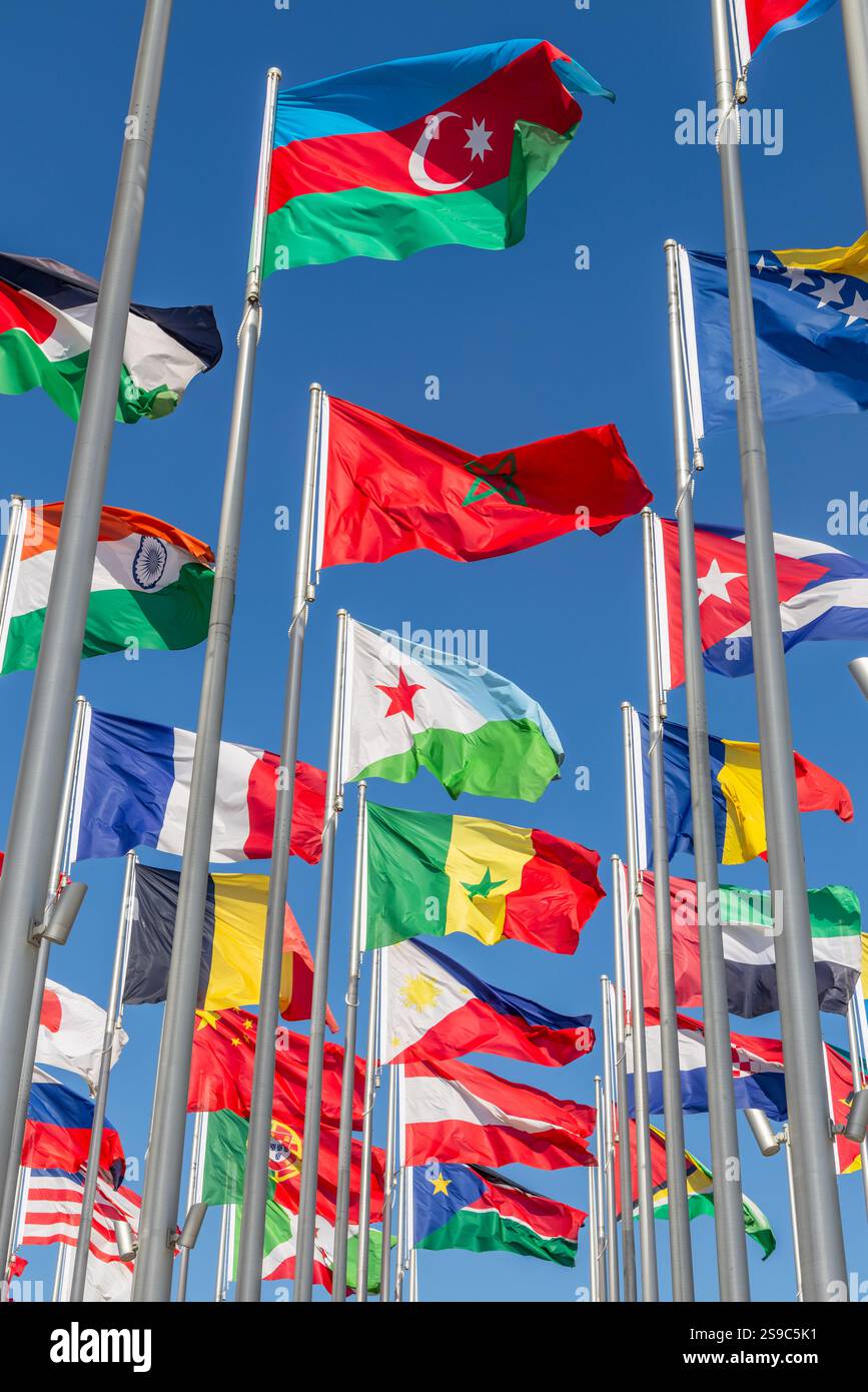 Molte bandiere nazionali dei paesi del mondo sventolano sul vento, con azeri, marrochini, Gibuti e Senegal, Filippine, striscioni francesi e indiani nel Foto Stock