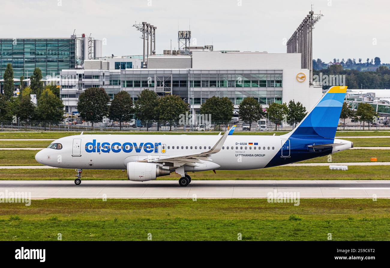Monaco, Germania, 15 settembre 2024: Un Airbus A320-214 di Discover Airlines decolla dalla pista dell'aeroporto di Monaco. Registrazione D-AIUW. (Foto di Foto Stock