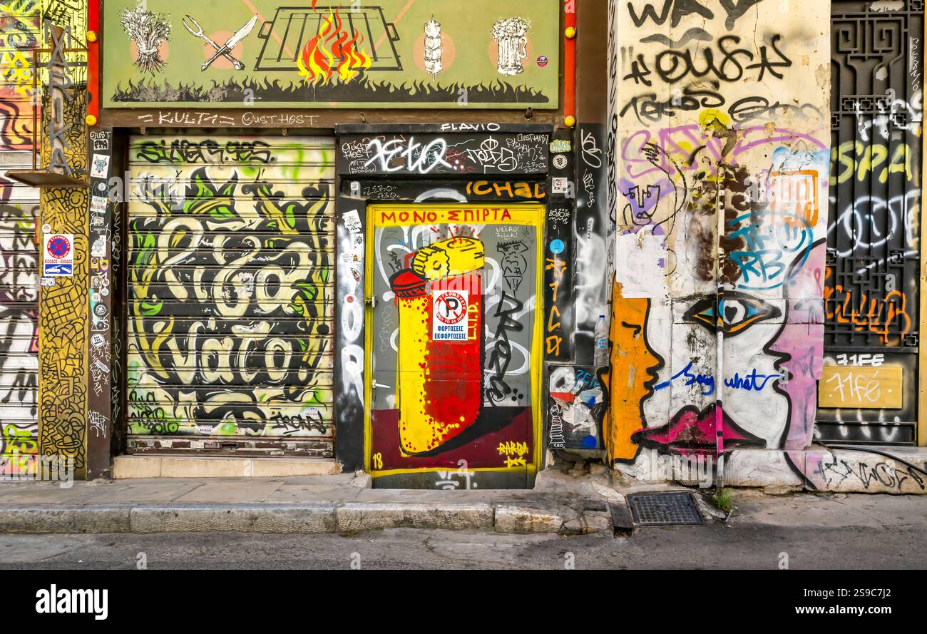 Pareti ricoperte di graffiti con opere d'arte, messaggi ed espressioni colorate in un ambiente urbano, che mostra il punto d'incontro tra creatività, cultura e cultura Foto Stock