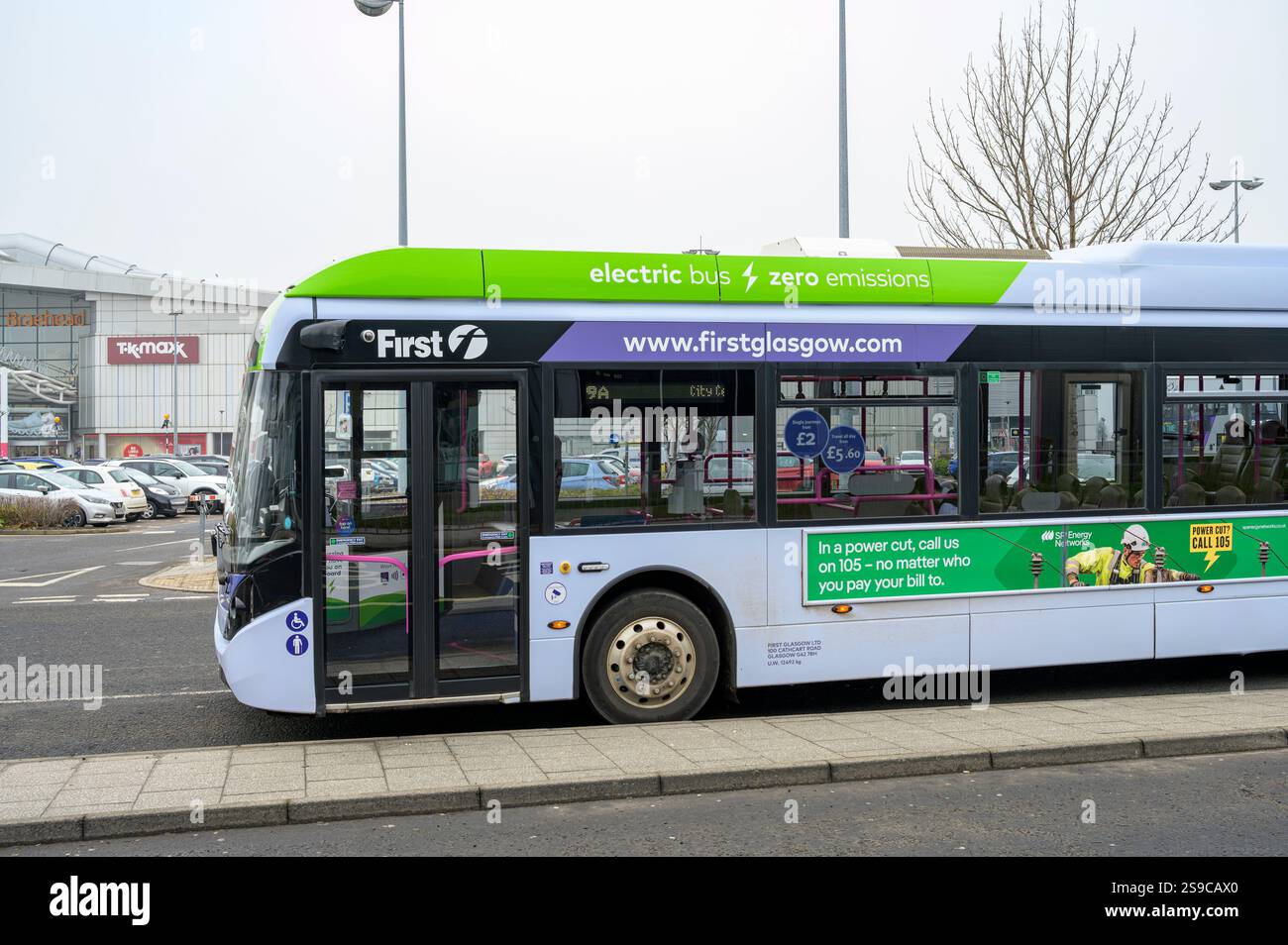 Electric First Bus parcheggiato a Braehead, fuori dal centro commerciale della città, vicino a Glasgow, Scozia, Regno Unito, Europa Foto Stock