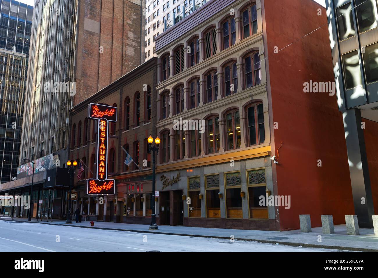Chicago, Illinois - Stati Uniti - 13 gennaio 2025: Gli edifici storici di Berghoff, costruiti nel 1872, su West Adams Street a Chicago, Illinois, USA Foto Stock