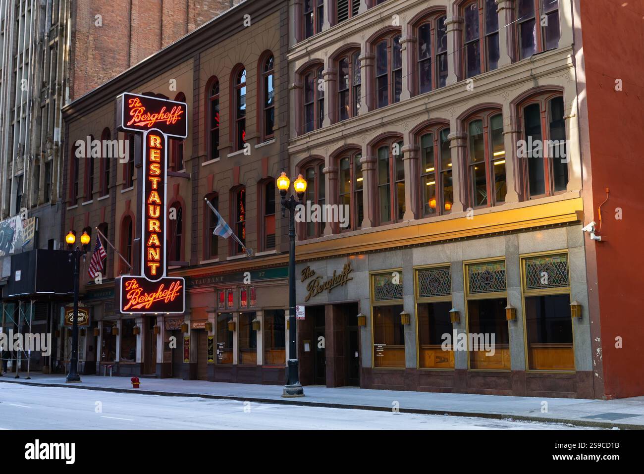 Chicago, Illinois - Stati Uniti - 13 gennaio 2025: Gli edifici storici di Berghoff, costruiti nel 1872, su West Adams Street a Chicago, Illinois, USA Foto Stock
