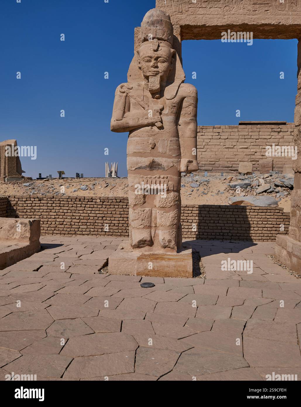 Resti di una scultura egizia antistante vicino al tempio Kalabsha (tempio di Mandulis), un antico tempio egizio ad Assuan, in Egitto Foto Stock