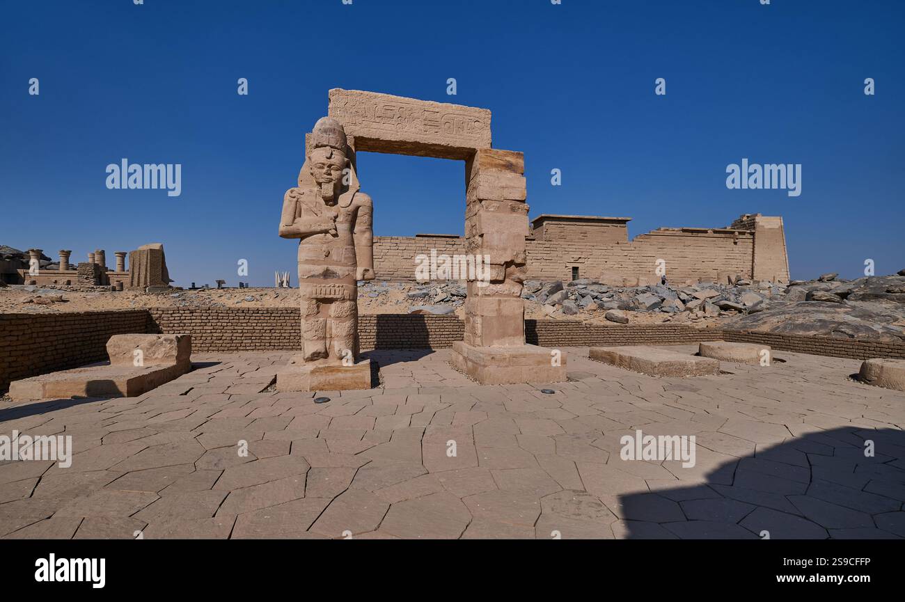 Resti di una scultura egizia antistante vicino al tempio Kalabsha (tempio di Mandulis), un antico tempio egizio ad Assuan, in Egitto Foto Stock