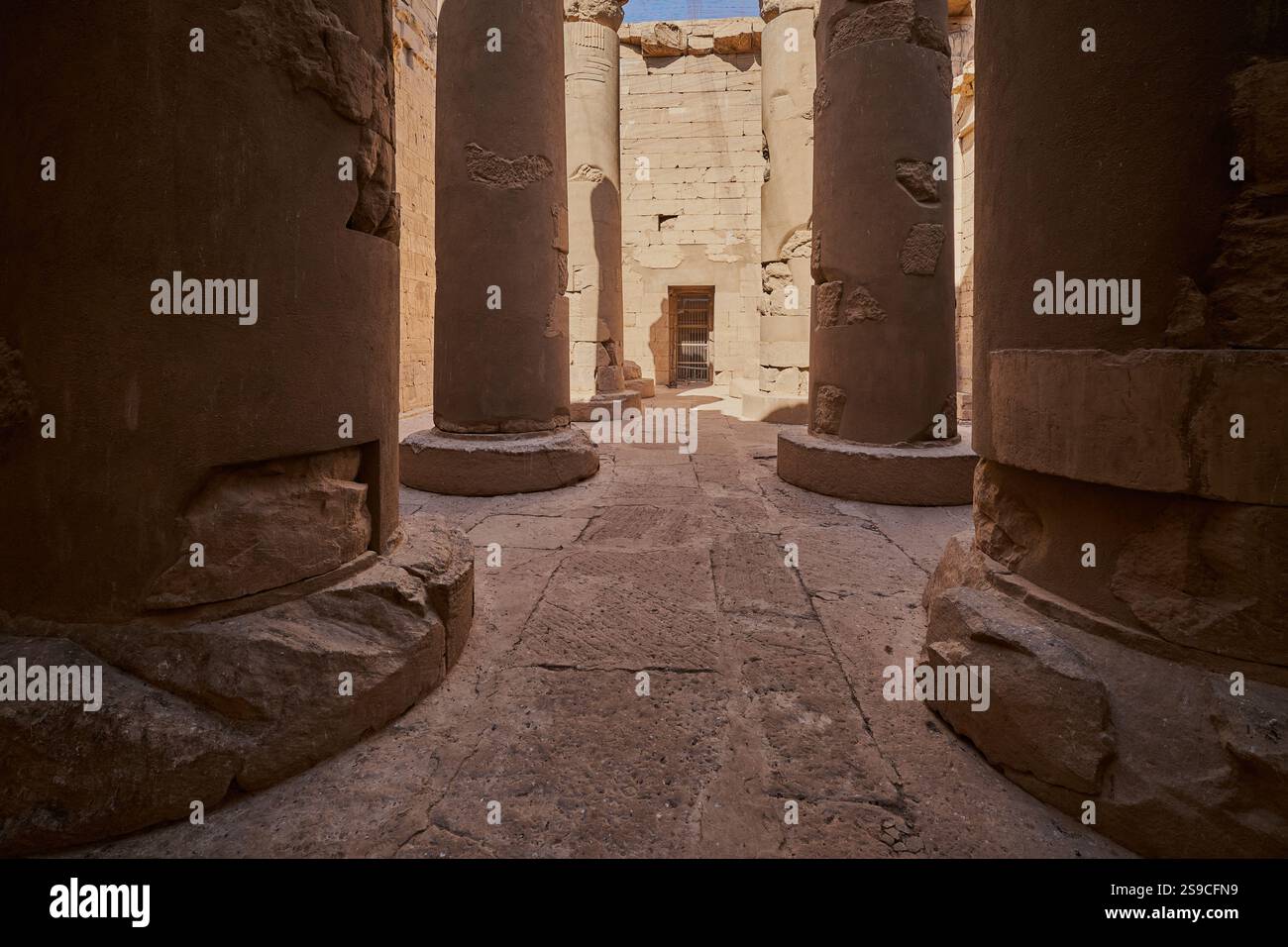 Il Tempio di Kalabsha, un antico tempio egizio che originariamente si trovava a Bab al-Kalabsha (porta di Kalabsha), 50 km a sud di Assuan, in Egitto. Foto Stock