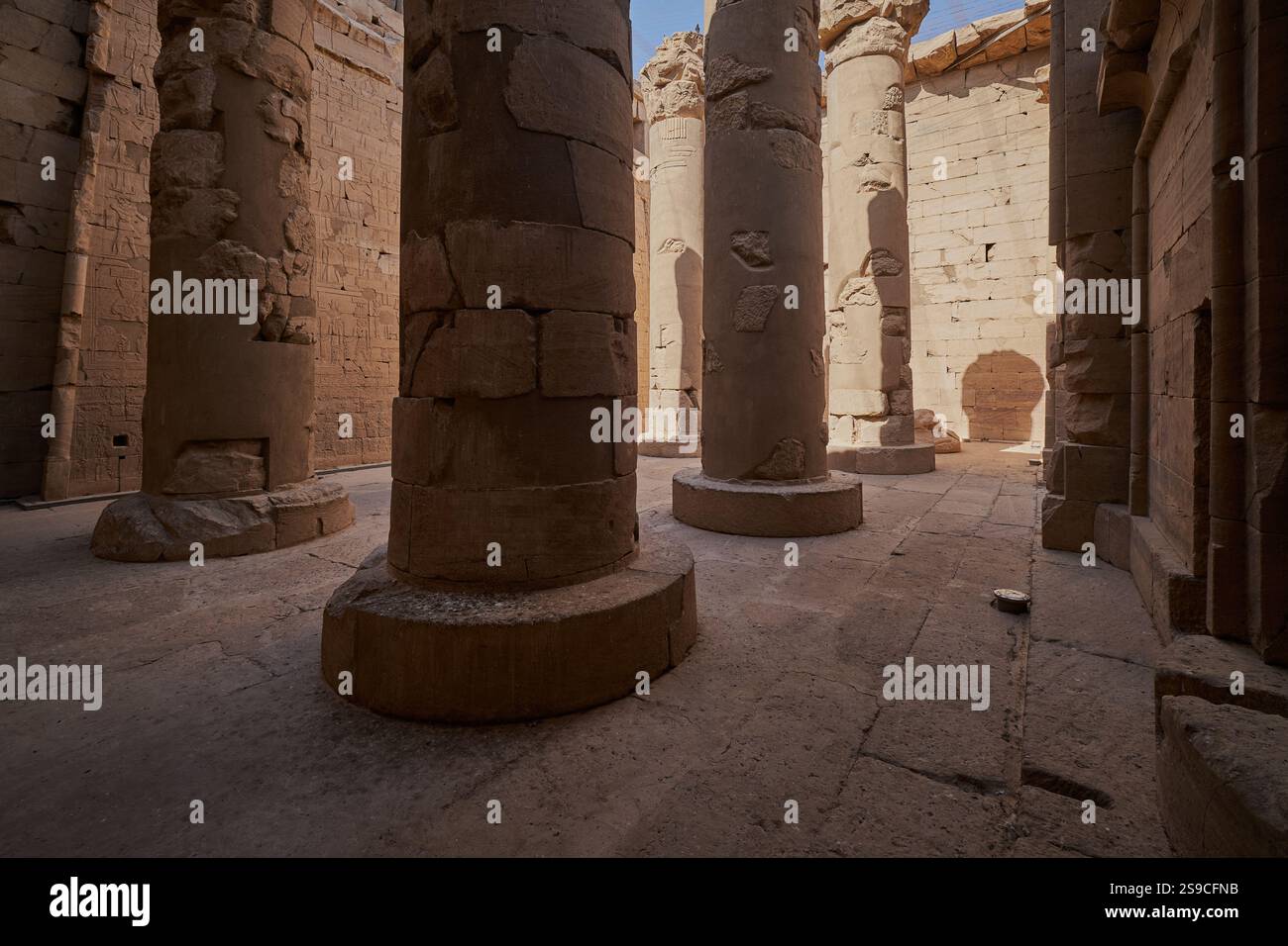 Il Tempio di Kalabsha, un antico tempio egizio che originariamente si trovava a Bab al-Kalabsha (porta di Kalabsha), 50 km a sud di Assuan, in Egitto. Foto Stock