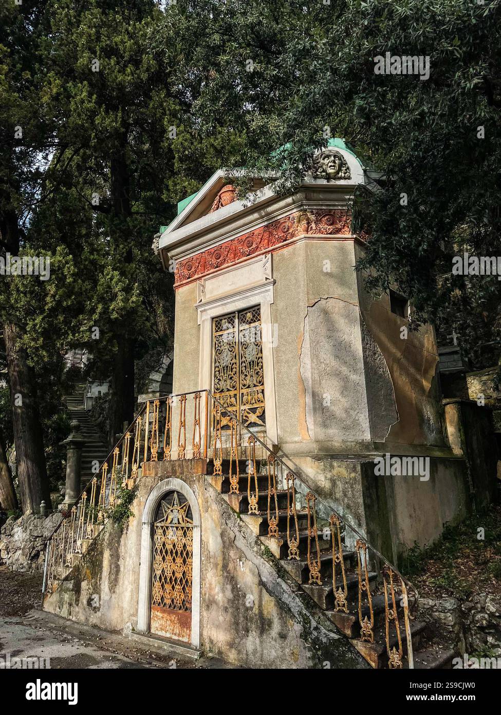 Il Cimitero Monumentale di Staglieno, uno dei più grandi d'Europa. Genova - Immagine stock catturata con smartphone