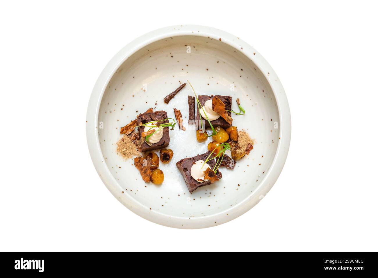 Elegante presentazione gastronomica con dessert gourmet con cioccolato e guarnizione, Fog Lark Foto Stock