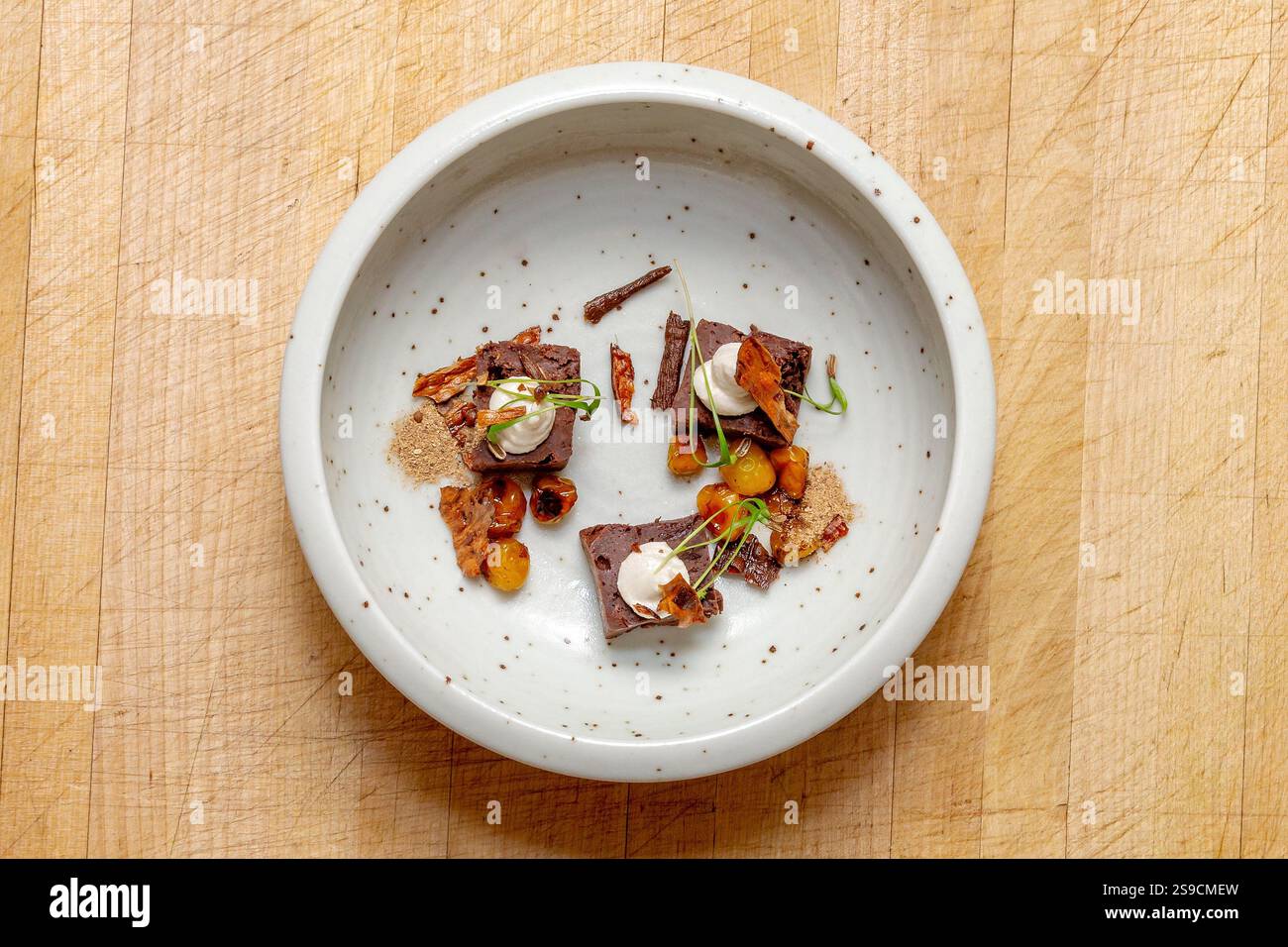 Elegante presentazione gastronomica con dessert gourmet con cioccolato e guarnizione, Fog Lark Foto Stock