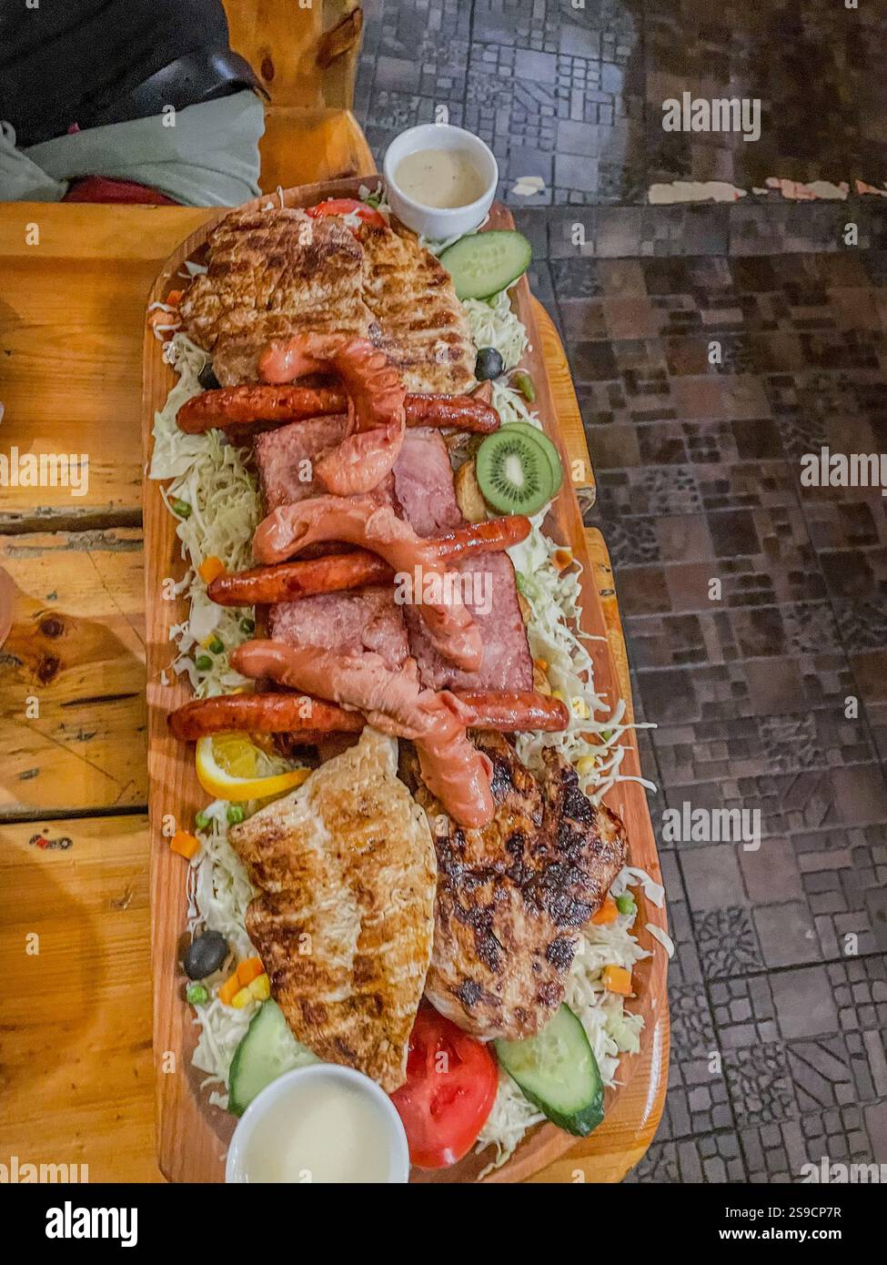 Un tradizionale piatto rumeno di carne, che mostra i sapori abbondanti e il patrimonio culinario dell'Europa orientale Foto Stock
