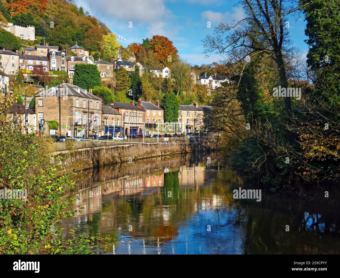 Regno Unito, Derbyshire, Peak District, Matlock Bath, North Parade e River Derwent. Foto Stock