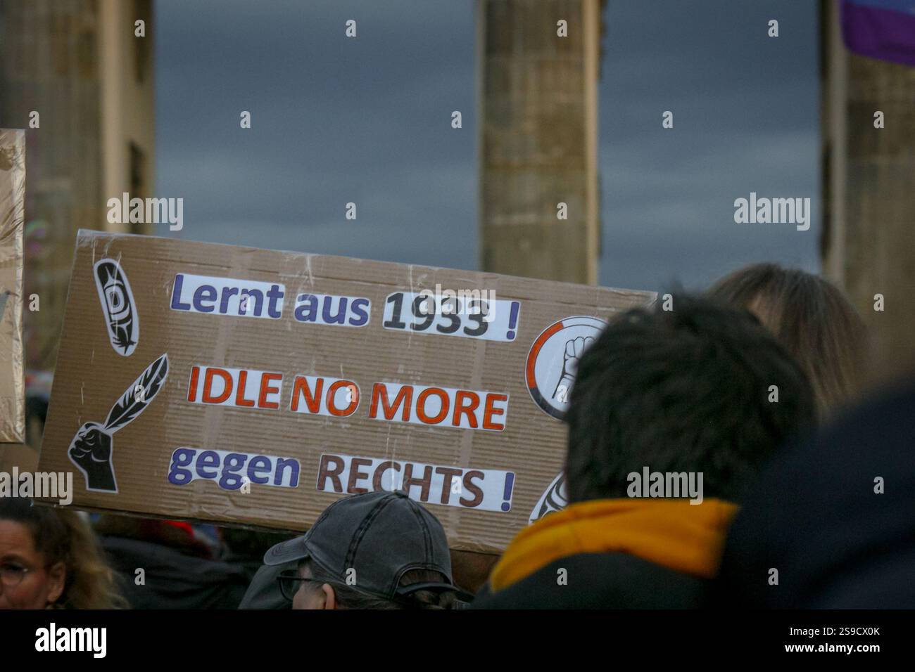 Protesta anti-AfD a Berlino, Germania: I manifestanti hanno un cartello con la scritta "Learn from 1933" in tedesco di fronte alla porta di Bradenburg. Foto Stock