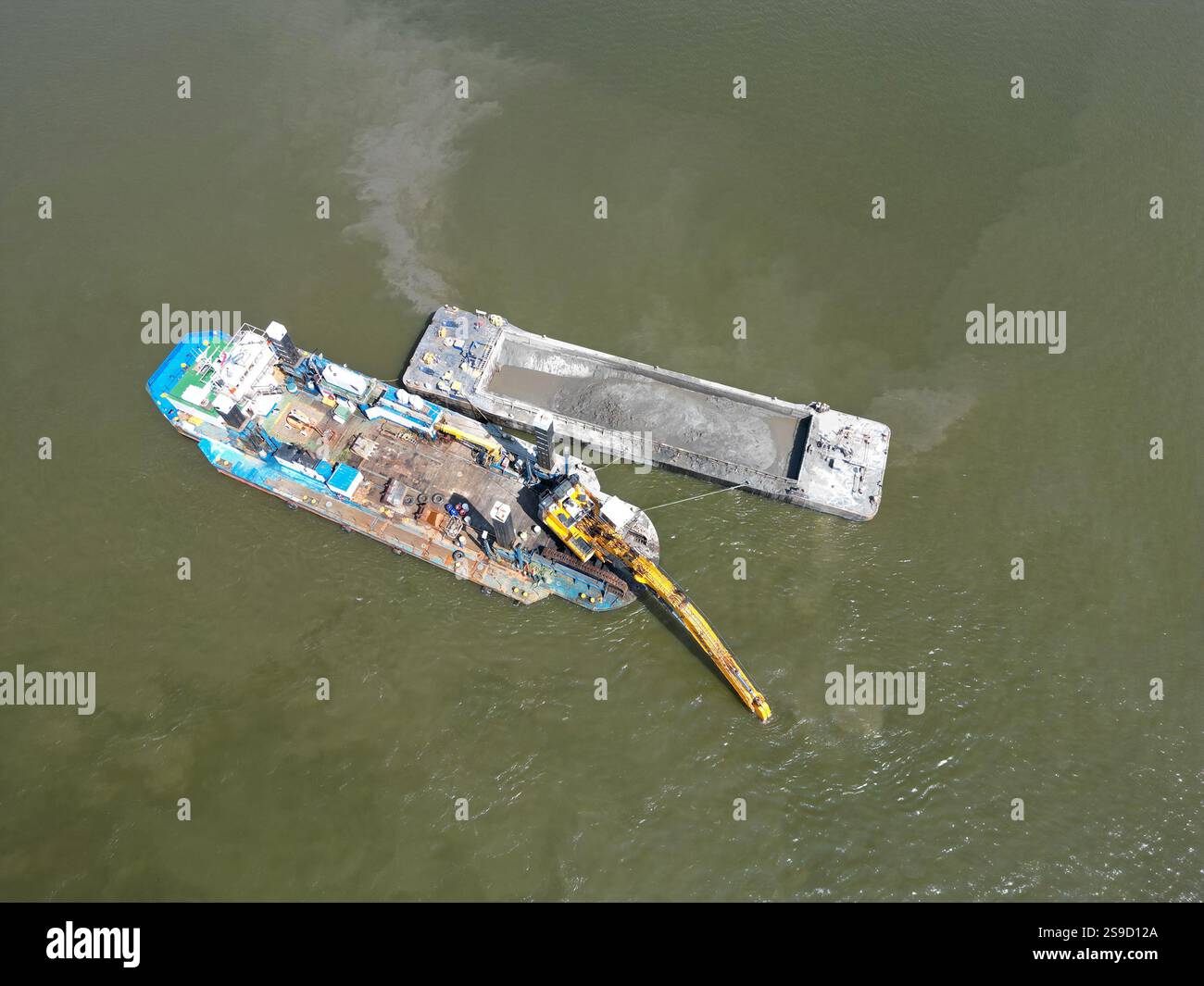 Attività di dragaggio nei pressi di Afsluitdijk, Paesi Bassi. L'Afsluitdijk, una famosa diga nel nord dell'Olanda, separa il lago Ijssel dal Foto Stock