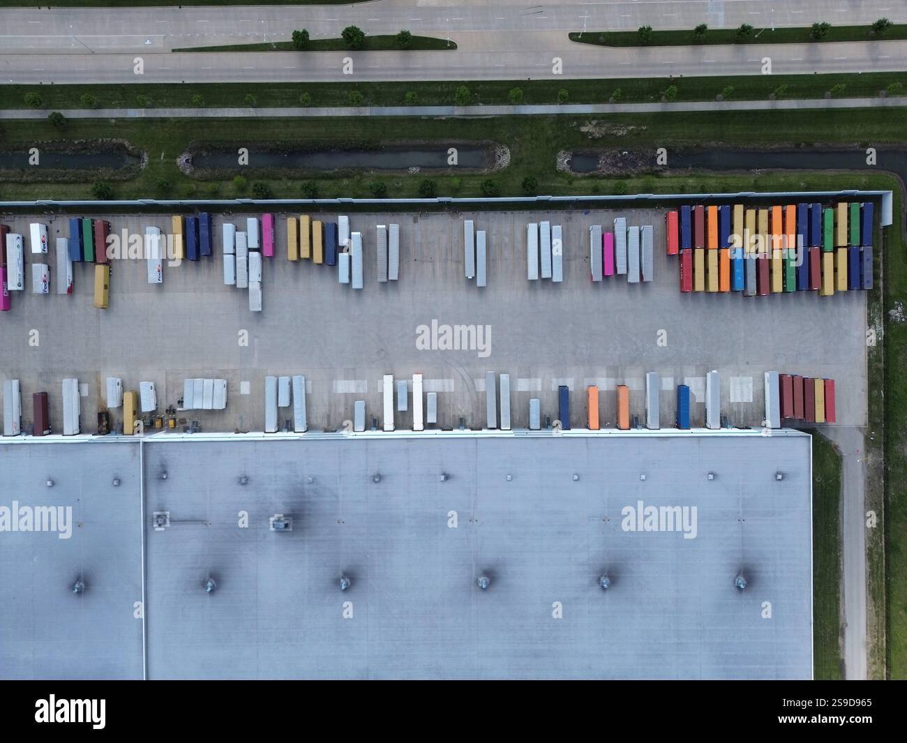 Parcheggio, magazzino, logistica, stoccaggio, trasporto, distribuzione, catena di approvvigionamento Foto Stock