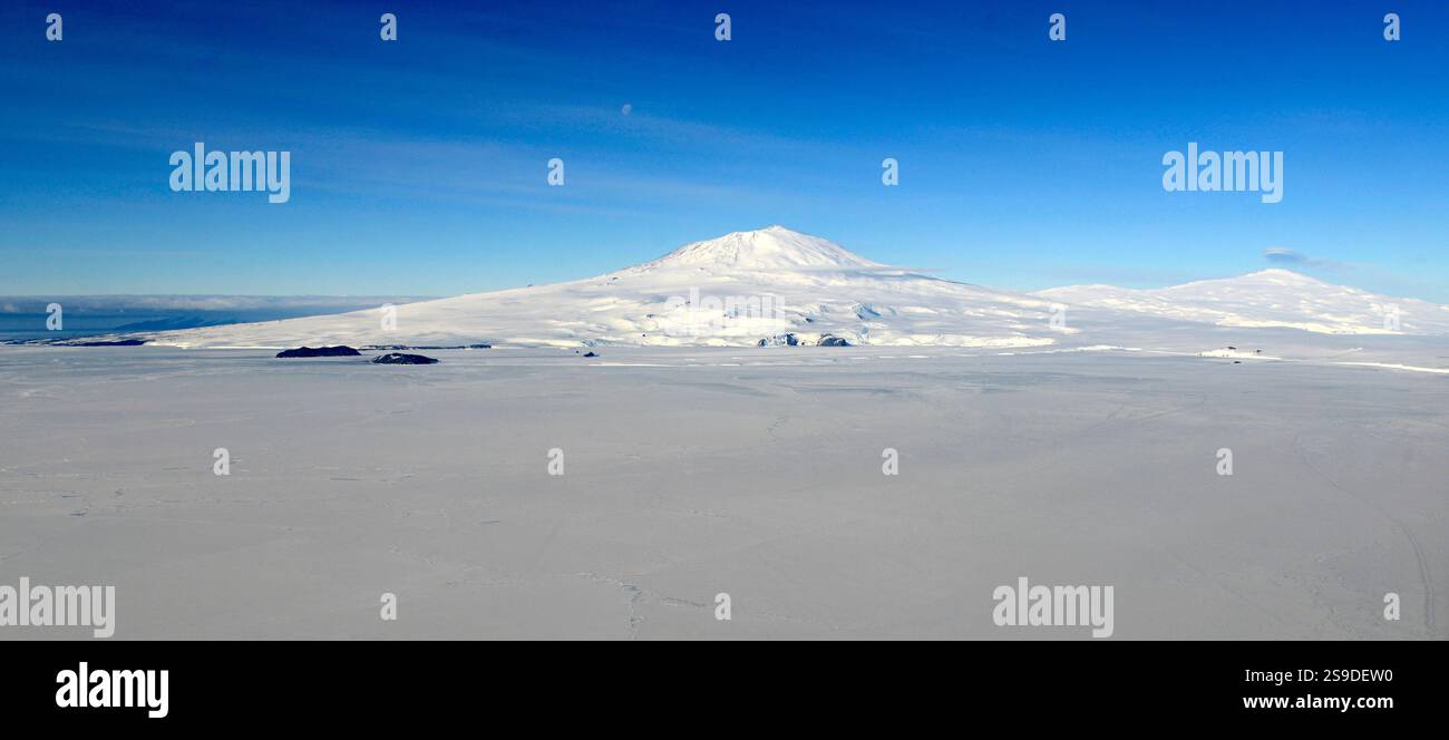 Mount Erebus e Mount Terror sull'isola di Ross con ghiaccio di mare in primo piano dello stretto di McMurdo Foto Stock
