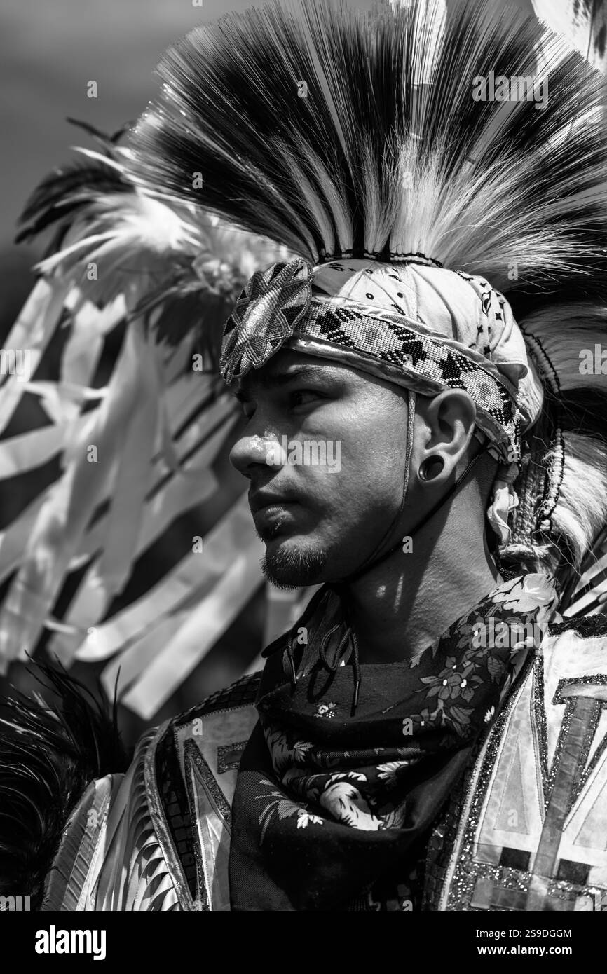 Ballerino maschile che si esibisce alla missione di San Luis Rey Pow Wow Foto Stock Ballerino maschile che si esibisce alla missione di San Luis Rey Pow Wow Foto Stock