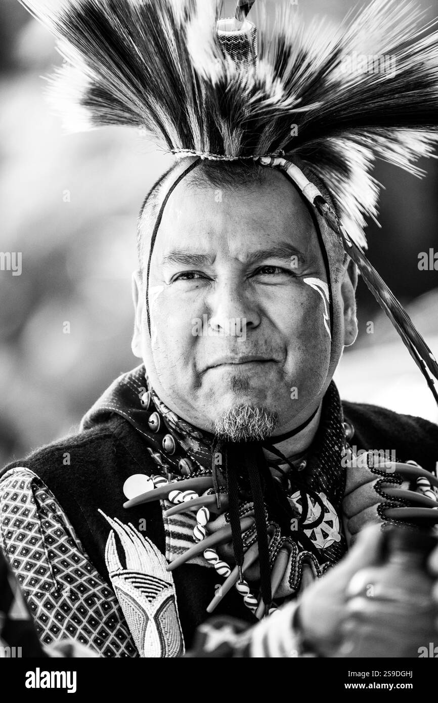 Ballerino maschile che si esibisce alla missione di San Luis Rey Pow Wow Foto Stock Ballerino maschile che si esibisce alla missione di San Luis Rey Pow Wow Foto Stock