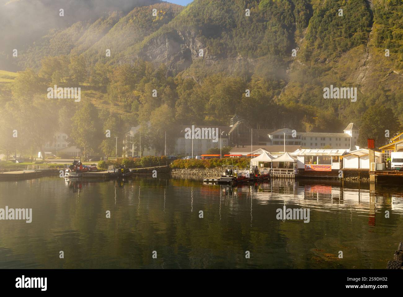 Aurlandsfjord con sfondo montano e nebbia sul fiordo accanto al villaggio di Flam nel sud-ovest della Norvegia, Europa, 2024 Foto Stock