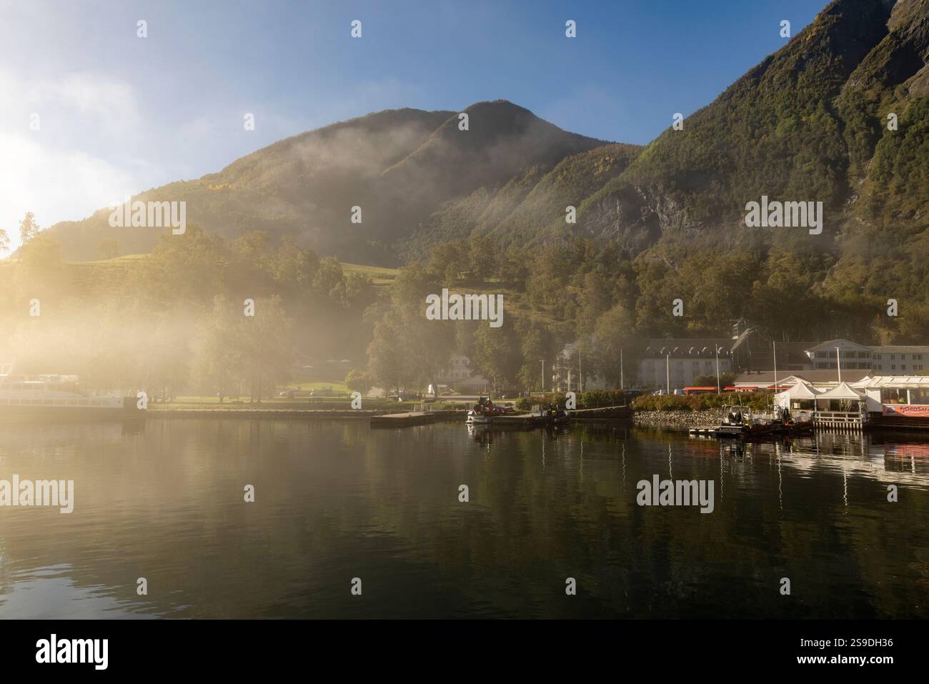 Aurlandsfjord con sfondo montano e nebbia sul fiordo accanto al villaggio di Flam nel sud-ovest della Norvegia, Europa, 2024 Foto Stock