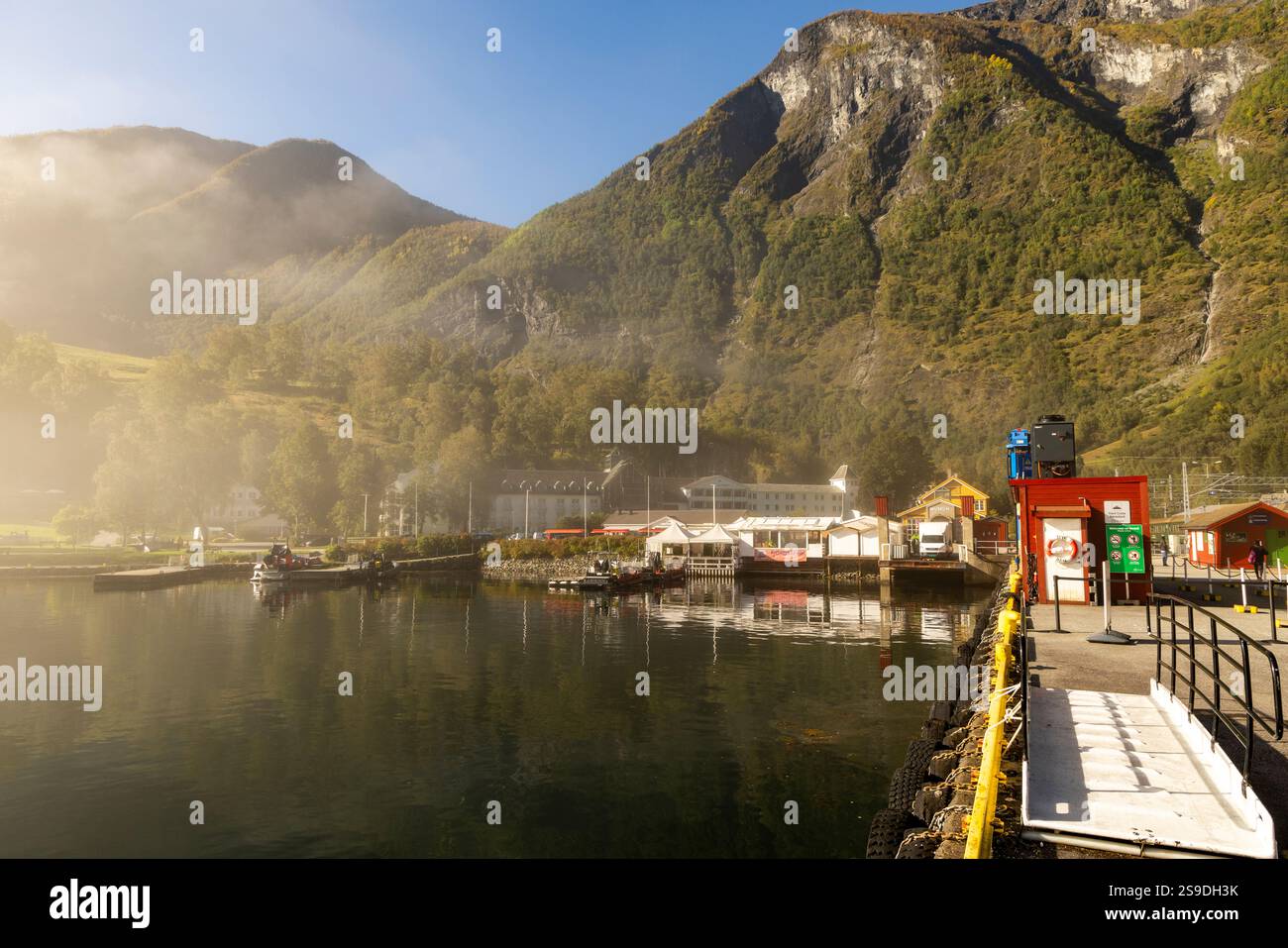 Aurlandsfjord con sfondo montano e nebbia sul fiordo accanto al villaggio di Flam nel sud-ovest della Norvegia, Europa, 2024 Foto Stock
