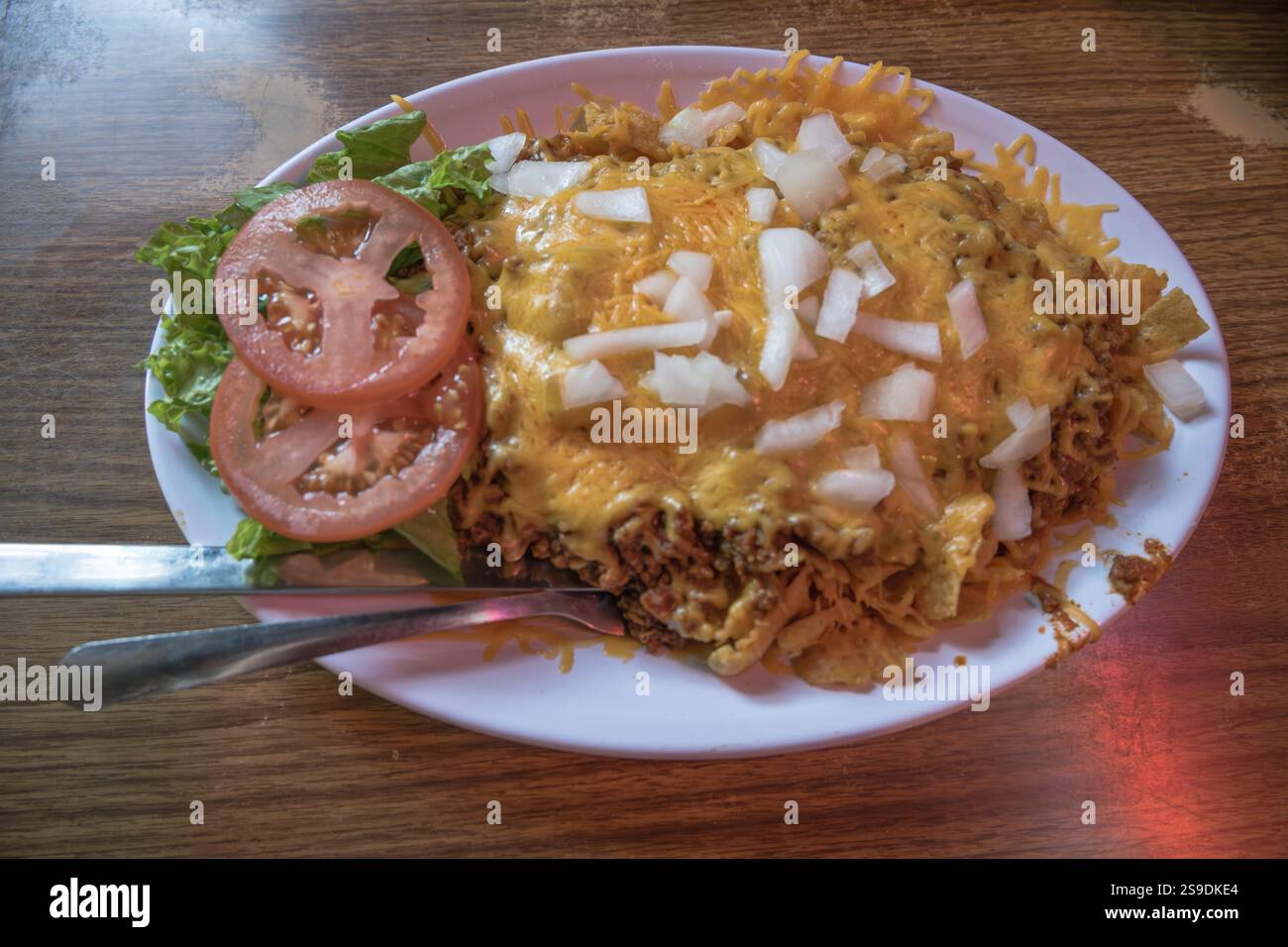 La torta di Frito è un piatto popolare negli Stati Uniti Midwestern, Southeastern e Southwestern, i cui ingredienti di base sono peperoncino, formaggio e patatine di mais Foto Stock