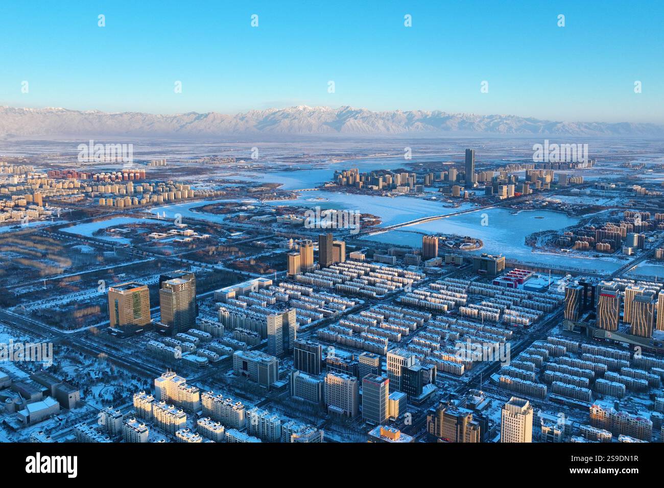 YINCHUAN, CINA - 26 GENNAIO 2025 - Vista della città dopo la neve a Yinchuan, provincia di Ningxia, Cina, 26 gennaio 2025. Foto Stock
