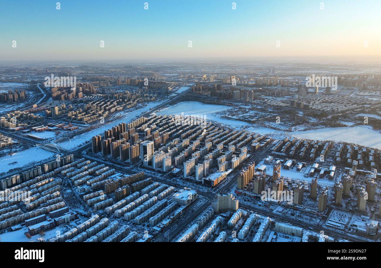 YINCHUAN, CINA - 26 GENNAIO 2025 - Vista della città dopo la neve a Yinchuan, provincia di Ningxia, Cina, 26 gennaio 2025. Foto Stock