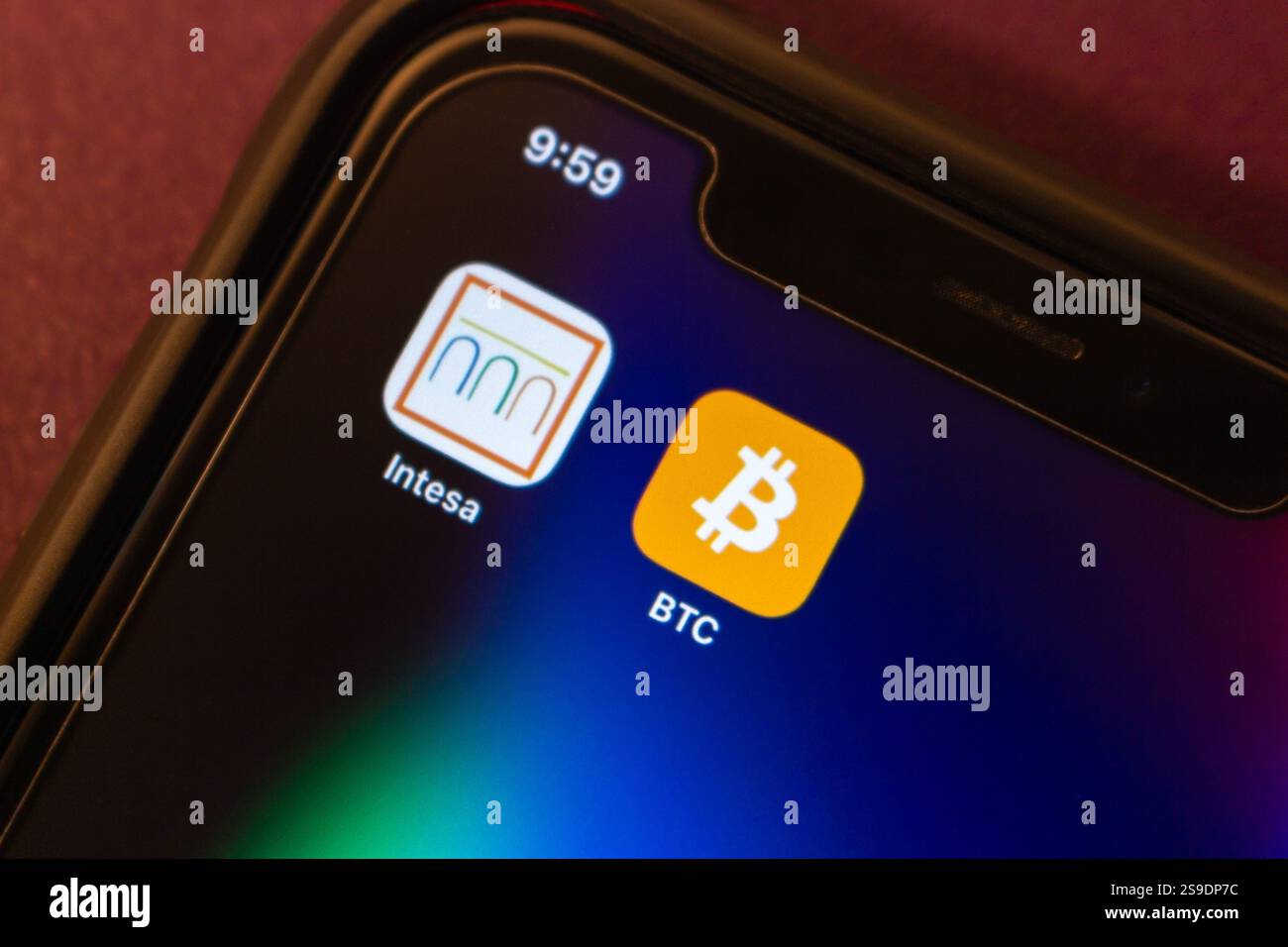 Icone intesa Sanpaolo e Bitcoin. Nel gennaio 2025, intesa ha condotto la sua prima transazione Bitcoin, accelerando la sua espansione in asset digitali Foto Stock