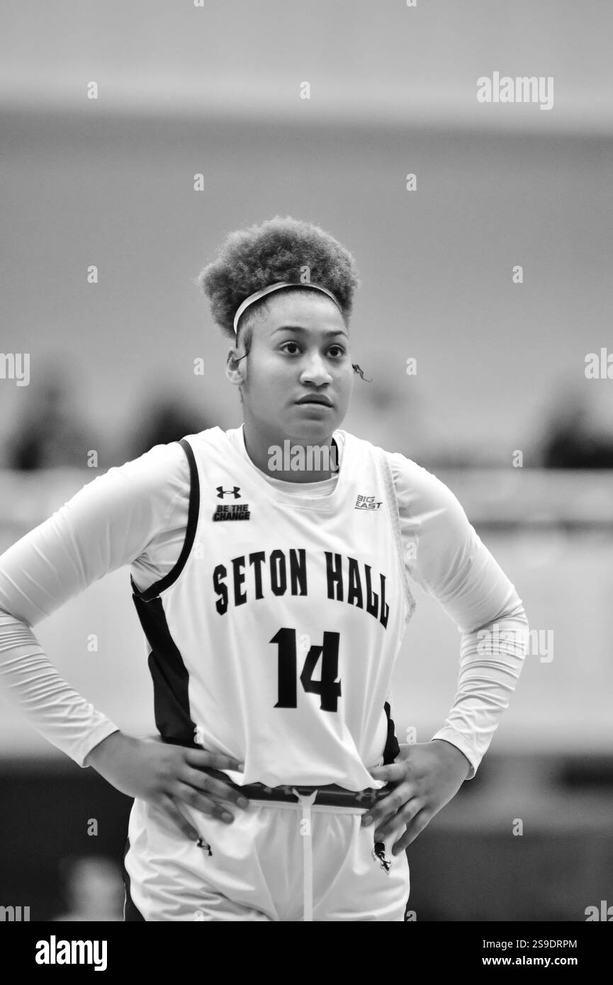 Kaydan Lawson di Seton Hall (14) durante il Big East Matchup di sabato a South Orange. I St. John's Red Storm caddero in mano ai Seton Hall Pirates 48-57 il 25 gennaio 2025. (Foto di Jess Stiles/Sipa USA) Foto Stock