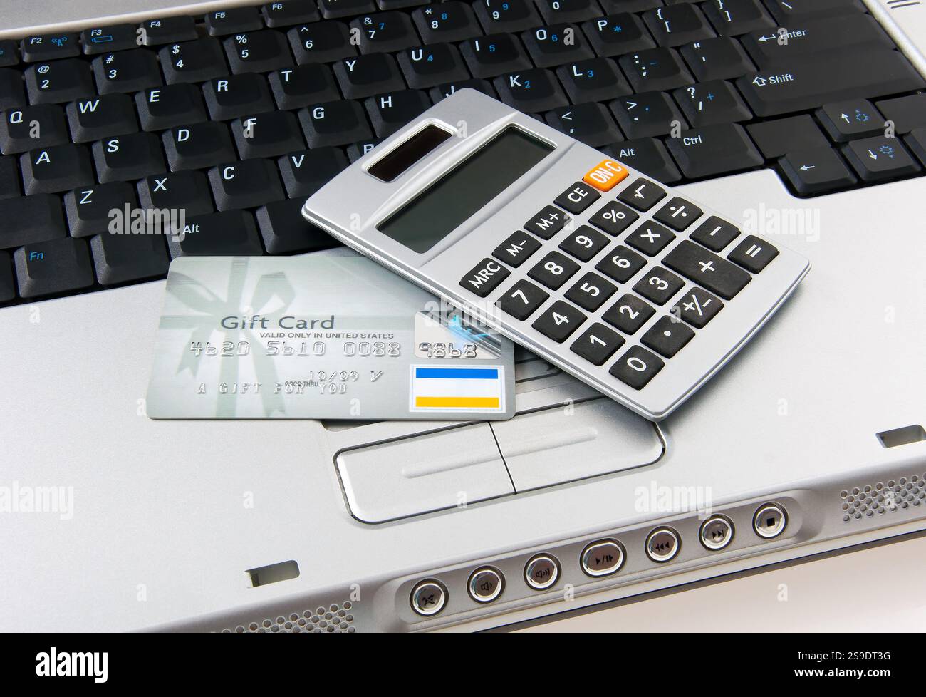 Elementi essenziali per l'ufficio per la finanza o il commercio, visualizzati con una calcolatrice, un buono regalo e una tastiera per laptop. Simboleggia lo shopping online, la calcula finanziaria Foto Stock Elementi essenziali per l'ufficio per la finanza o il commercio, visualizzati con una calcolatrice, un buono regalo e una tastiera per laptop. Simboleggia lo shopping online, la calcula finanziaria Foto Stock