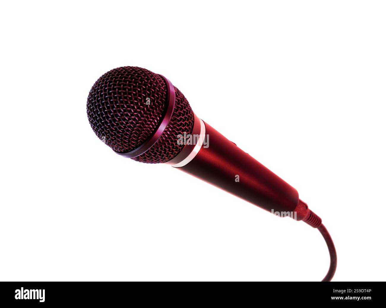 Un'immagine di primo piano di alta qualità che mostra un microfono rosso brillante, raffigurato su uno sfondo bianco pulito. Perfetto per temi legati alla musica, al peccato Foto Stock