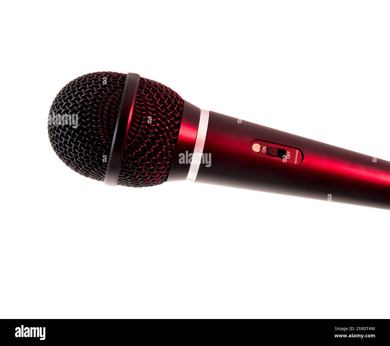 Elegante microfono rosso portatile con sfondo bianco. Evidenziando l'interruttore on/off e il design elegante, questa immagine è ideale per eventi, s. Foto Stock