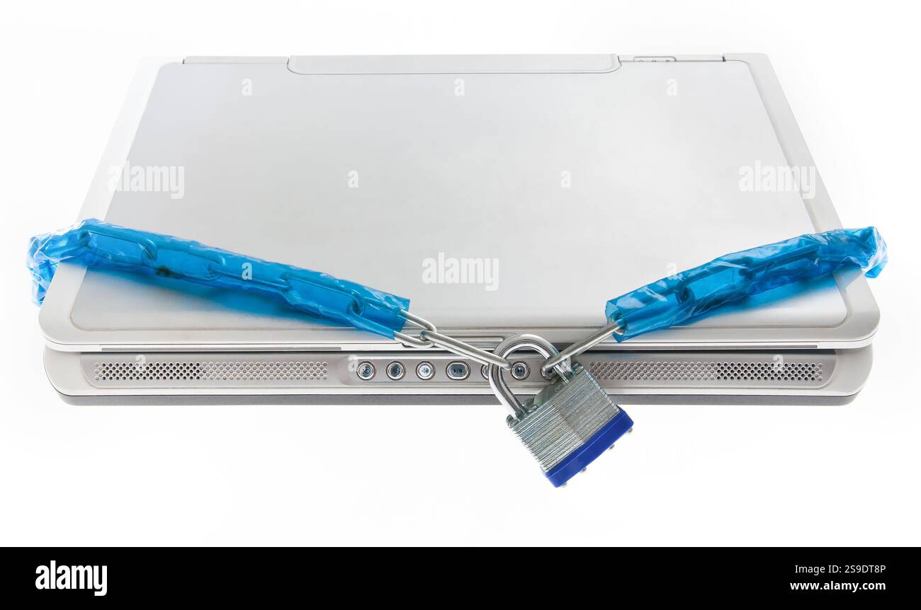 Un notebook saldamente fissato con una catena rivestita in blu e un lucchetto color argento mette in evidenza il concetto di sicurezza digitale e protezione contro le minacce. Utilizzare Foto Stock