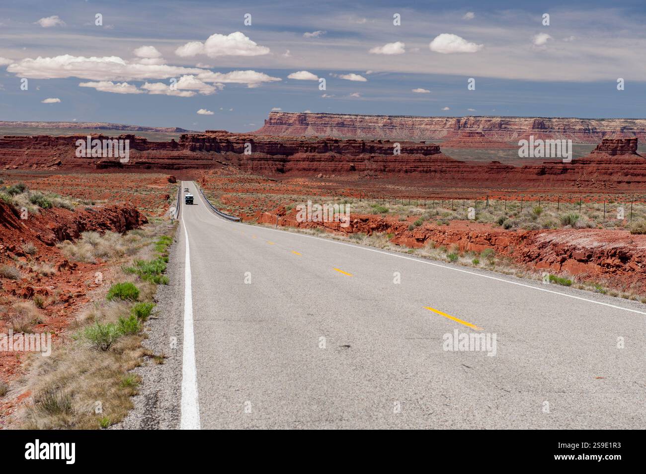 "On the open Road" - Un camper viaggia sulla US Highway 163 nel deserto dello Utah meridionale Foto Stock