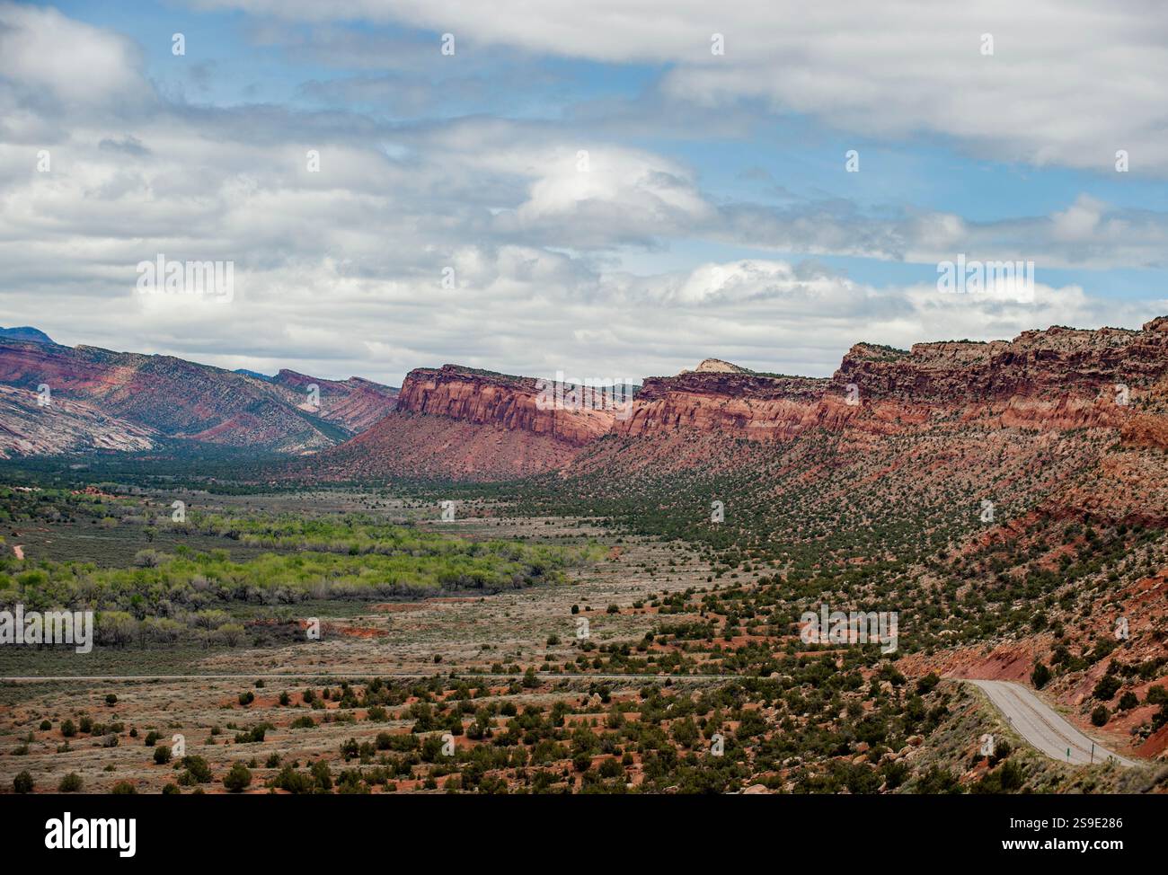 La faccia occidentale della cresta comb dello Utah, dove la attraversa l'autostrada US 163 Foto Stock