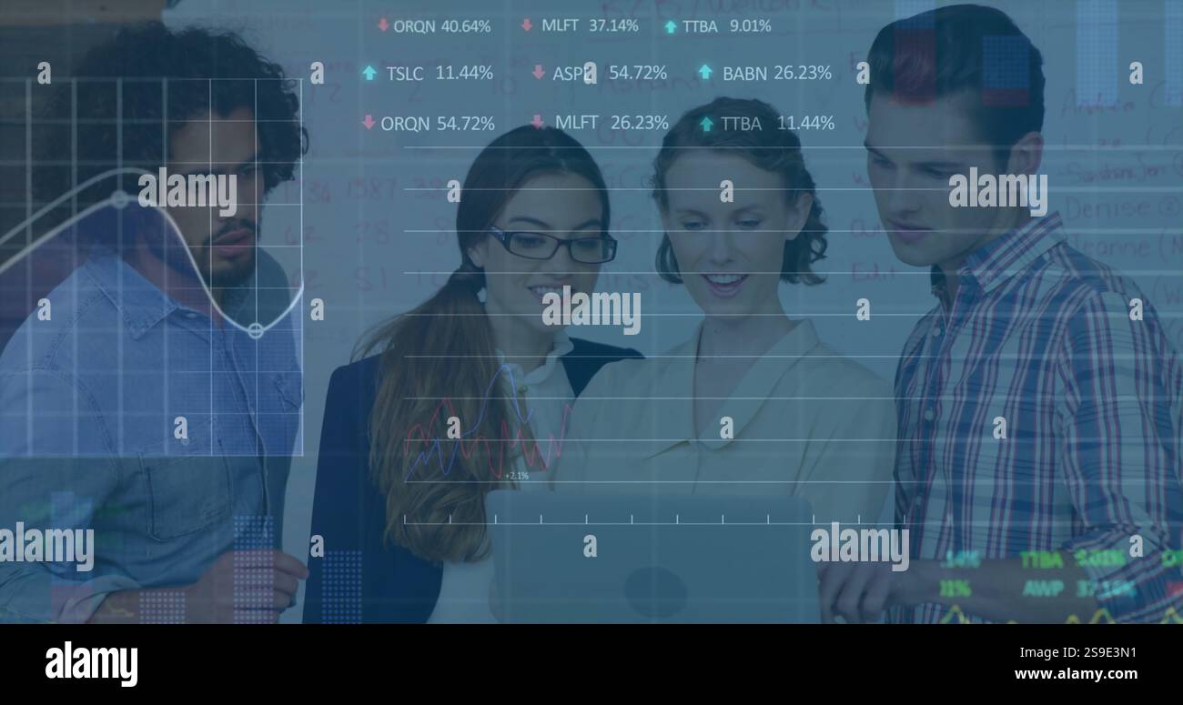 Dati finanziari e immagine del mercato azionario su diversi team aziendali che discutono del progetto Foto Stock